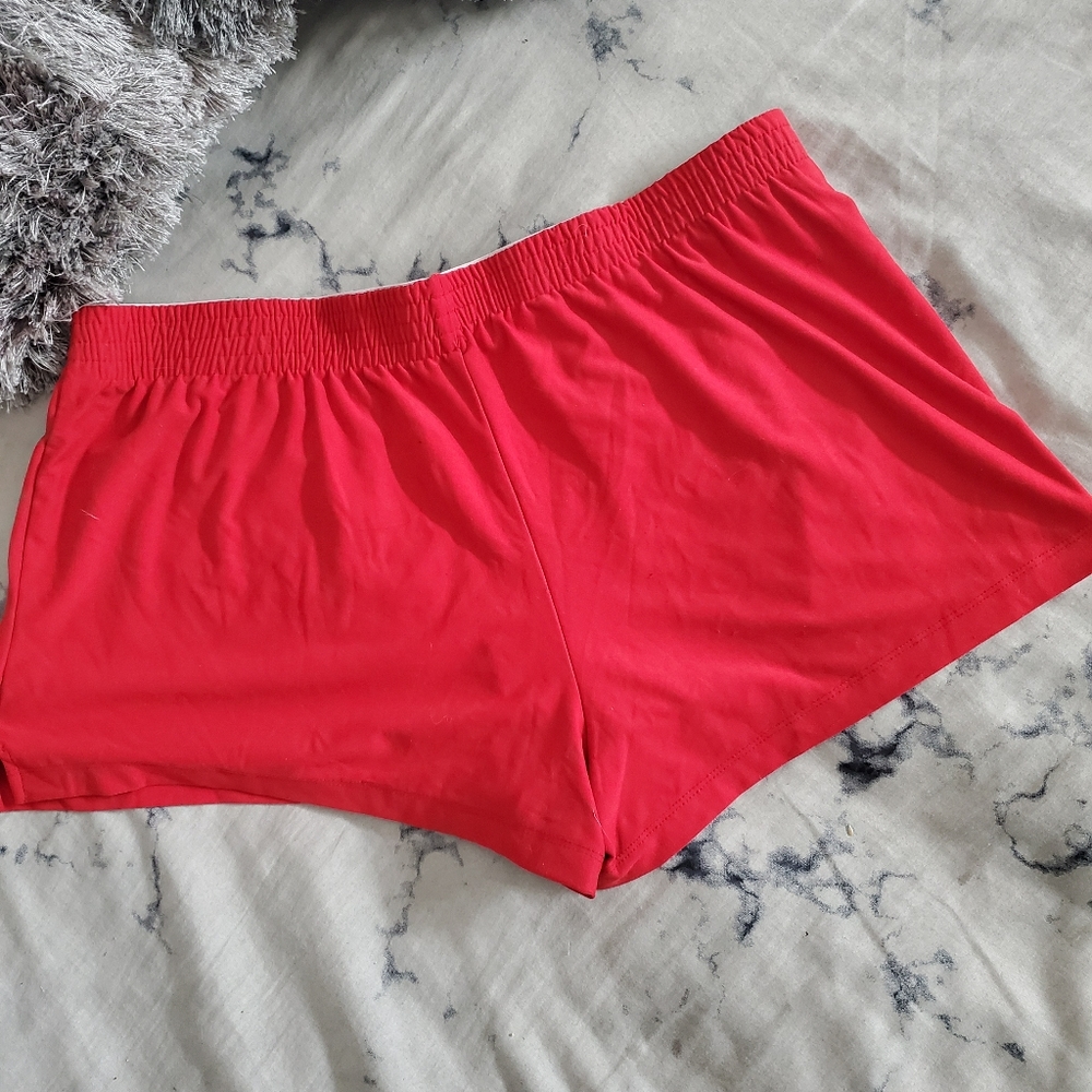 Red shorts - Picture 2 of 3
